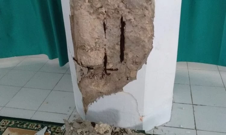 Tiang masjid banda eli yang rusak akibat gempa bumi