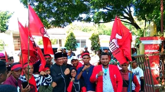 Aksi demo gmni di kantor bupati malra