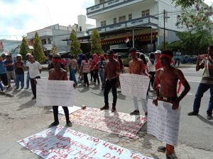 Pemuda ohoi ngan kei besar demo di kantor bupati malra