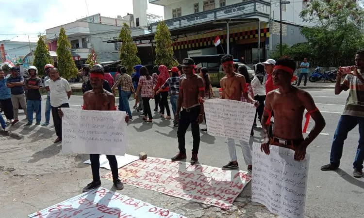 Pemuda ohoi ngan kei besar demo di kantor bupati malra