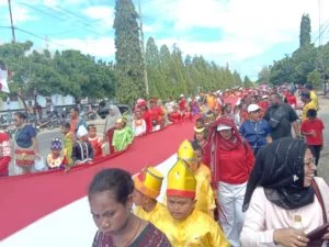 Ratusan siswa/i malra bentangkan merah putih 500 meter