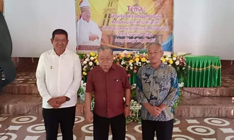 Bupati malra di sidang sinode iii keuskupan amboina