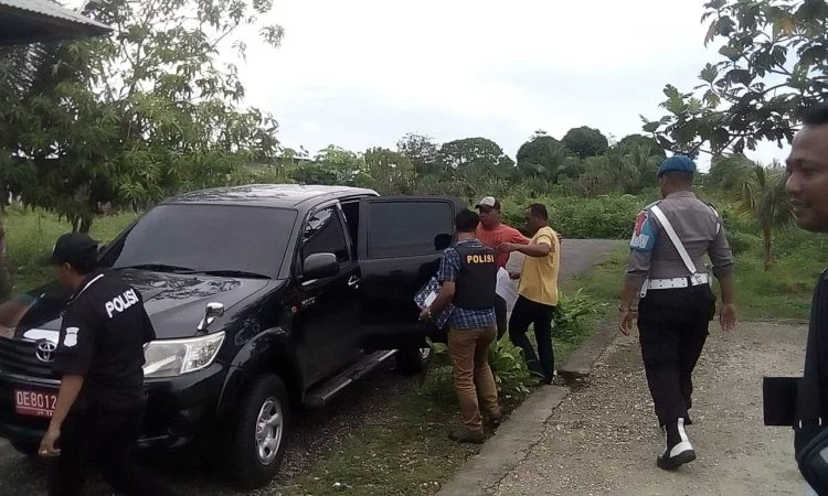 Tersangkah urias saat digelandang polisi masuk ke dalam mobil untuk di antar ke polres malra