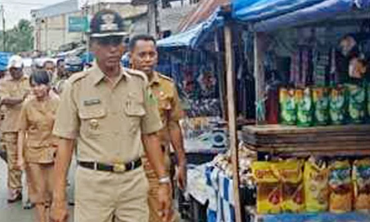 Wakil walikota tual usman tamnge di pasar tual