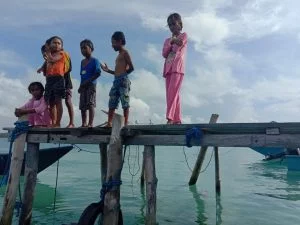 Anak - anak di pulau ut kota tual