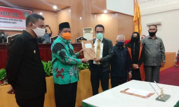 Penyerahan rekomendasi lkpj 2019 dprd kota tual kepada walikota tual