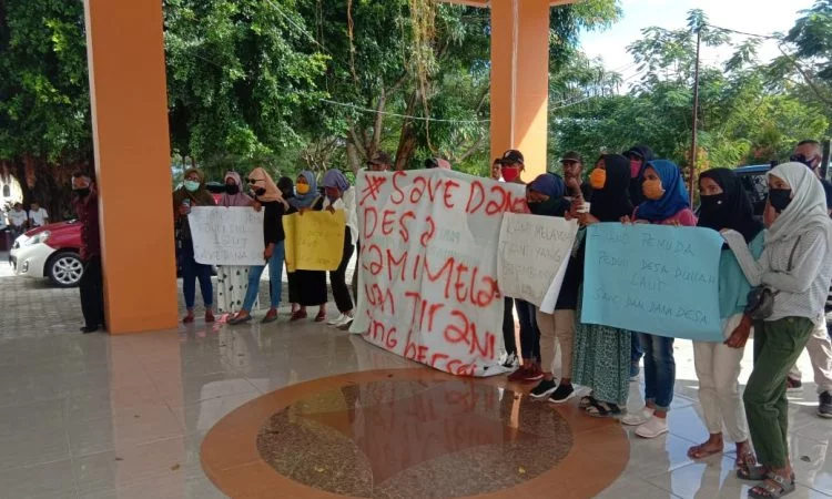 Pemuda desa dullah laut demo dprd kota tual