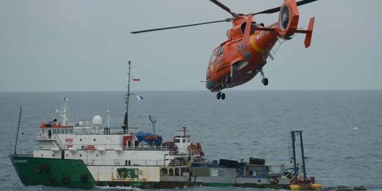 Kapal kapal tni al gugus depan pencari airasia di laut