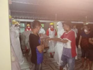 15 menit jenasah pasien meninggal karena covid 19 ditahan keluarga di rsud karel sadsuitubun langgur minta kehadiran tim gugus