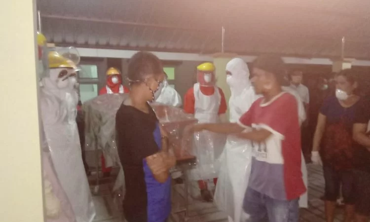 15 menit jenasah pasien meninggal karena covid 19 ditahan keluarga di rsud karel sadsuitubun langgur minta kehadiran tim gugus