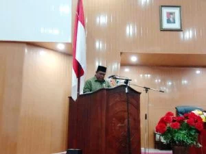 Anggota dprd kota tual rahman rettob saat membacakan sk dprd kota tual terkait hasil rekomendasi pansus honorer