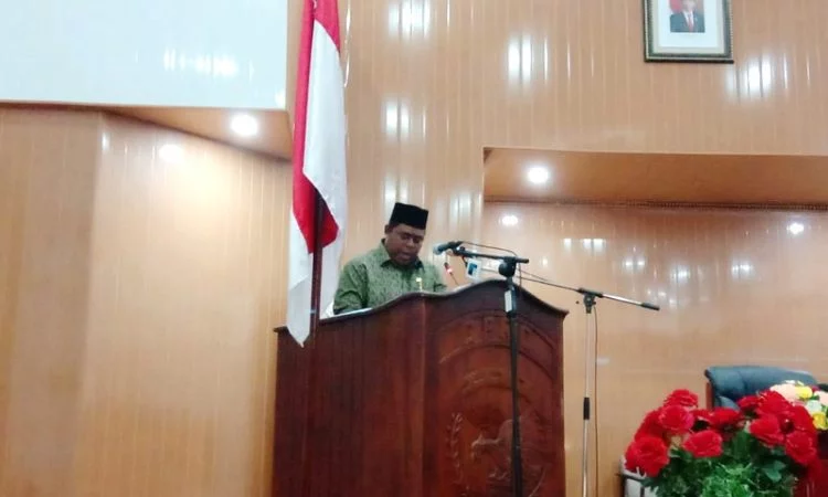 Anggota dprd kota tual rahman rettob saat membacakan sk dprd kota tual terkait hasil rekomendasi pansus honorer