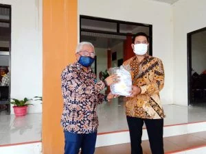 Kejari tual bagi masker kepada dprd kota tual