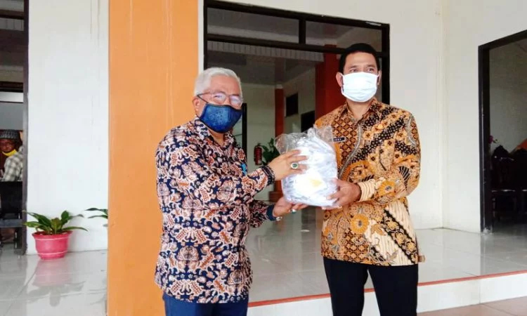 Kejari tual bagi masker kepada dprd kota tual