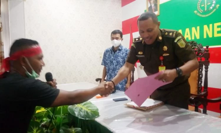 Plh kejari tual menerima pernyataan sikap aliansi pemuda dusun fair