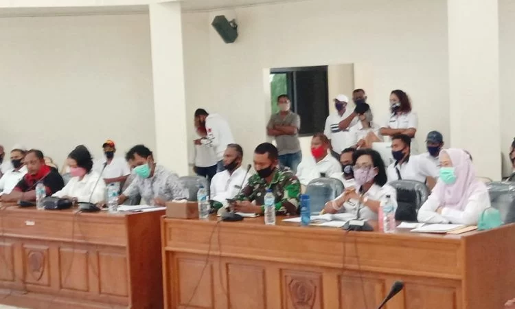 Rapat dprd tim gustu bersama keluarga pasien meninggal covid 19 maluku tenggara berakhir ricuh 1