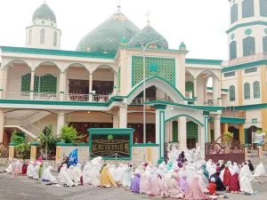 Sholat idul adha di masjid agung tual jumat. Tampak umat islam kota tual mematuhi protokol kesehatan ditengah covid 19