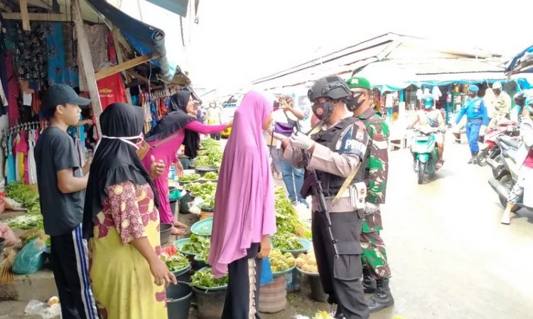 Tni polri di tual swiping penggunaan masker menuju new normal