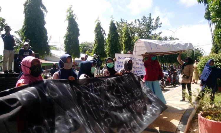 Warga ohoi larat demo inspektorat soal dana desa