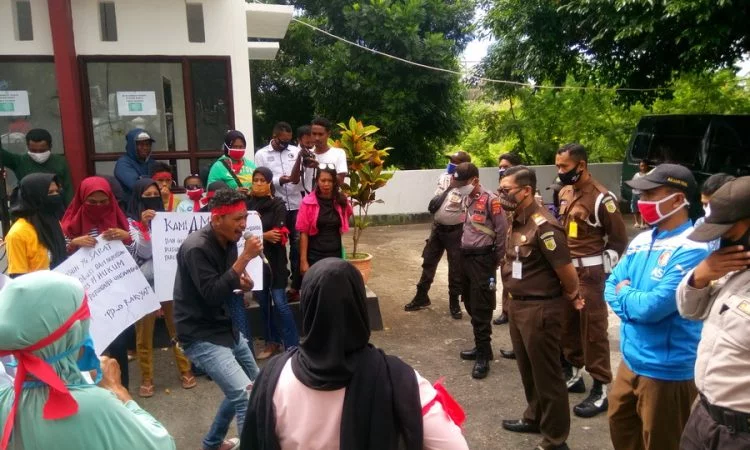 Aksi demo warga dusun fair di kantor kejari tual