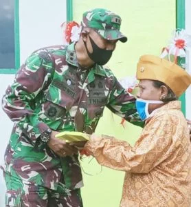 Dandim 1503 tual serahkan kado hut ri ke 75 berupa kunci rumah layak huni kepada dua anggota veteran di kabupaten maluku tenggara