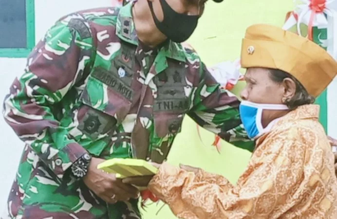 Dandim 1503 tual serahkan kado hut ri ke 75 berupa kunci rumah layak huni kepada dua anggota veteran di kabupaten maluku tenggara