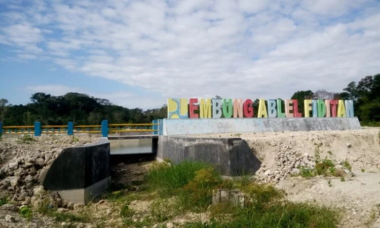 Ini paket pembangunan embung ablel fiditan yang dibiayai apbn dibangujn dipertengahan hutan kota tual