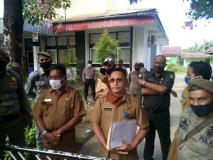 Kepala inspektorat kabupaten maluku tenggara h. Matdoan saat menerima para pendemo dana desa dari warga ohoi larat