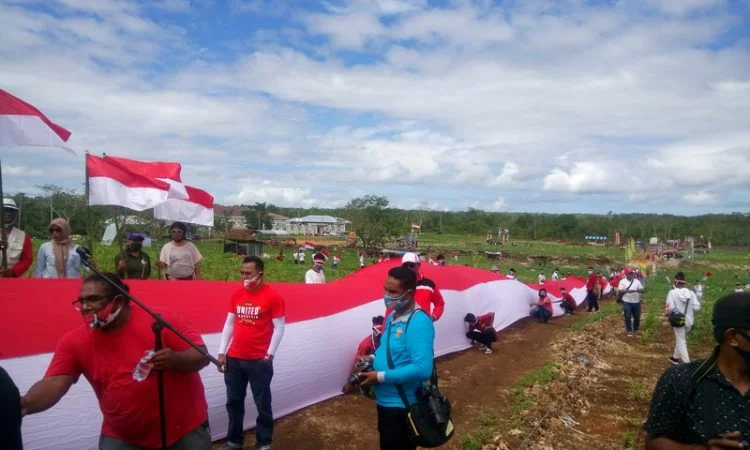 Pemuda evav bersatu bentangkan merah puitih sepanjang 300 meterr di kebun kesyang pemkab malra