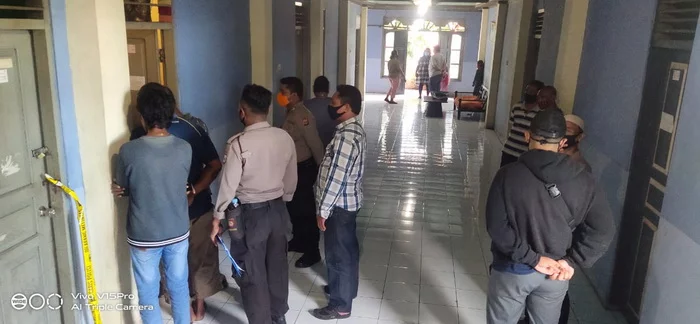 Polres maluku tenggara datangi tkp dan memasang police line di kamar kost korban meninggal pegawai pn tual