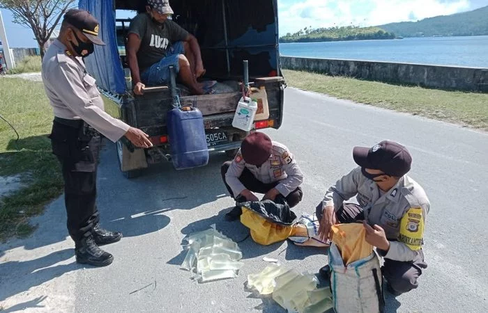 Polsek kei besar sita 99 kemasan miras sopi di pelabuhan elat