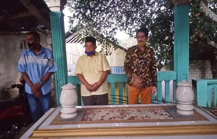 Taufik hamud ziarah ke makam tokoh golkar kota tual almarhum drs hi. M. M. Tamher