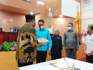 Walikota tual serahkan laporan pertanggungjawaban apbd kota tual tahun 2019