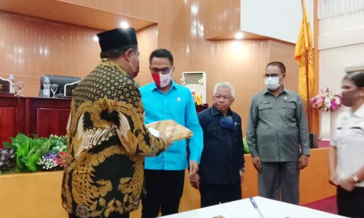 Walikota tual serahkan laporan pertanggungjawaban apbd kota tual tahun 2019