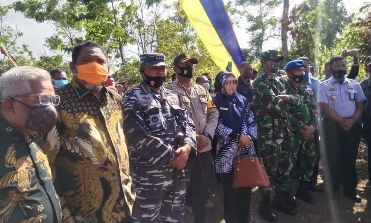 Walikota bersama waka dprd kota tual dan forkopimda dijemput secara adat kei di teluk luv