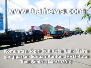 Sopir truk parkir didepan kantor dprd kota tual