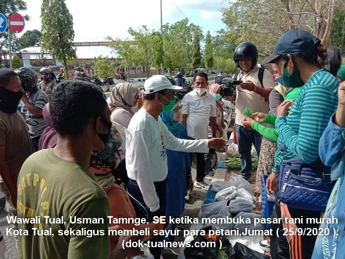 Wawali tual beli hasil kebun para petani kota tual