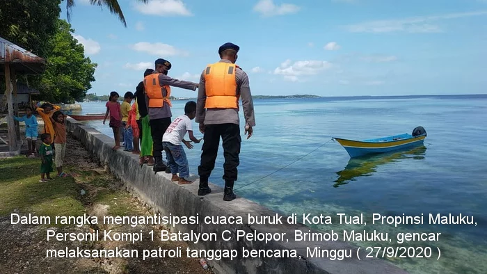 Patroli tanggap bencana brimob maluku di kota tual