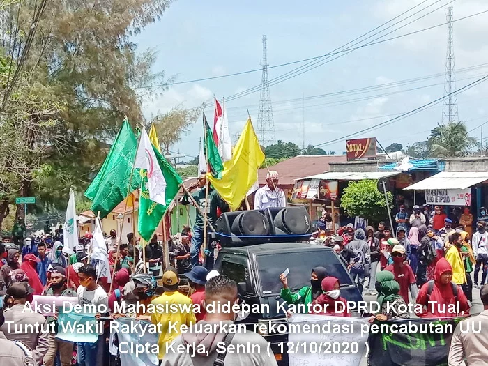 Aksi mahasiswa didepan kantor dprd kota tual senin 12 oktober 2020