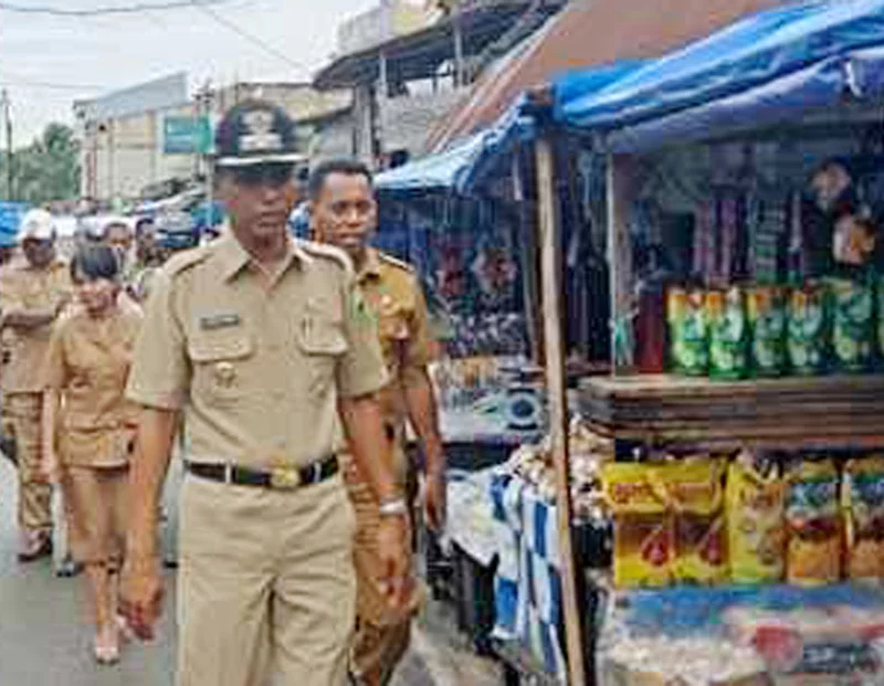 Wakil walikota tual usman tamnge di pasar tual