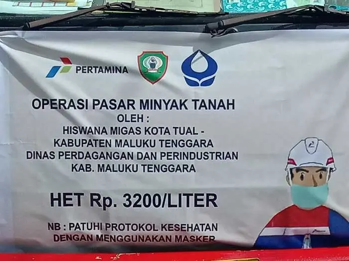 Pt. Pertamina cabang tual bersama dinas perindistrian dan perdagangan, menggelar operas pasar minyak tanah dengan harga rp 3. 200 per liter