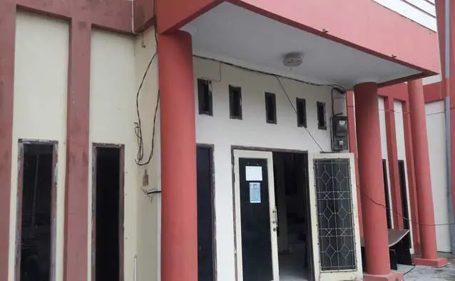 Petugas pln putus dan bongkar meteran lampu di kantor dinas koperasi dan ukm kota tual karena menunggak pembayaran listrik