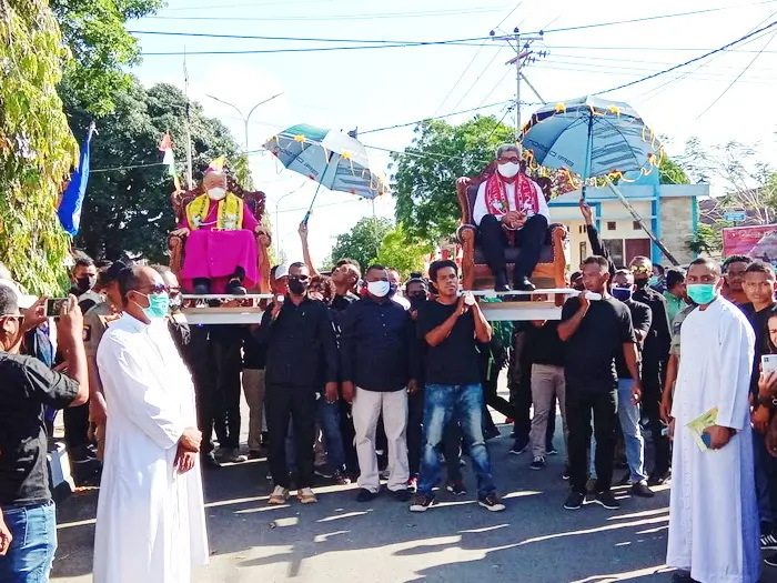 Uskup diosis amboina, mgr. P. C. Mandagi, msc dan bupati malra, m. Thaher hanubun, setelah diterima secara adat kei di perempatan lampu merah, langsung dibawah dengan tandu oleh para pemuda ohoijang menuju lokasi kegiatan.