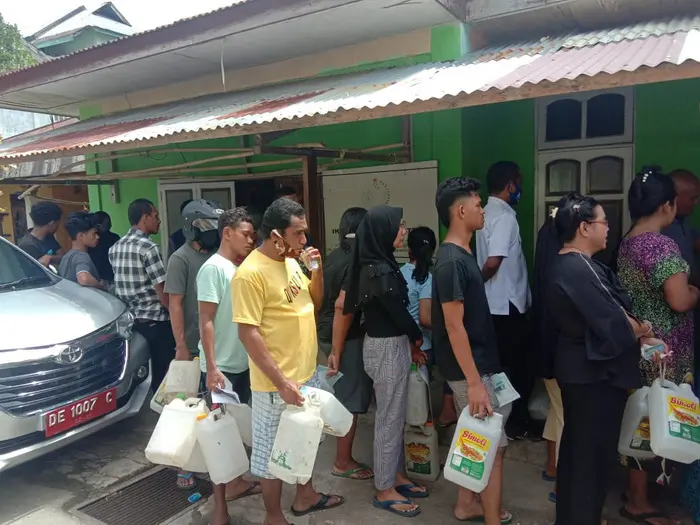 Warga di kabupaten malra dan kota tual antre beli minyak tanah