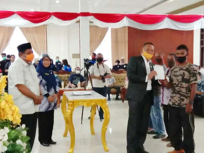 Penyerahan puluhan paket bantuan sarana penangkapan ikan yang bersumber dari dana alokasi umum ( dau ) dan dak tahun anggaran 2020 kepada para nelayan di kota tual