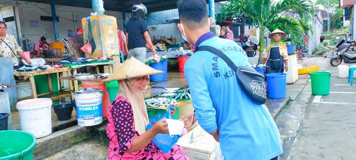 Pembagian masker sma negeri 3 langgur di pasar langgur, sabtu ( 09/12/2020 ), dipimpin langsung ketua osis, mahesa given c. Tapotubun, didampingi wakasek kesiswaan sma negeri 3 langgur, ny. Sophia m. Rahajaan.