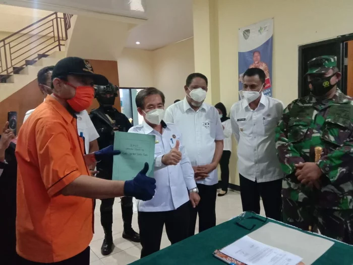 Penandatanganan berita acara penerimaan 920 botol vaksin sinovac antara pihak ketiga pt. Pos indonesia cabang tual bersama plt. Kadis kesehatan kota tual, disaksikan walikota dan wakil walikota tual beserta pimpinan tni – polri.