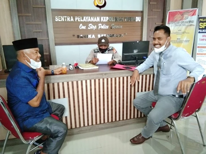 Ketua partai demokrat kota tual, hasim rahayaan, s. H yang juga anggota dprd kota tual, bersama keluarga secara resmi jumat ( 26/02/2021 ), pukul 16. 30 wit, mendatangi polres tual membuat laporan dugaan tindak pidana pengaduan fitnah.