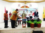 Walikota tual, membuka secara resmi musrengbang kota tual 2022 di aula kantor walikota, kamis ( 25/02/2021 )