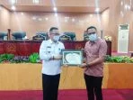 Kepala bnnp maluku menyerahkan piagam kepada dprd kota tual, yang diterima langsung ketua dprd kota tual, hasan syarifudin borut, se